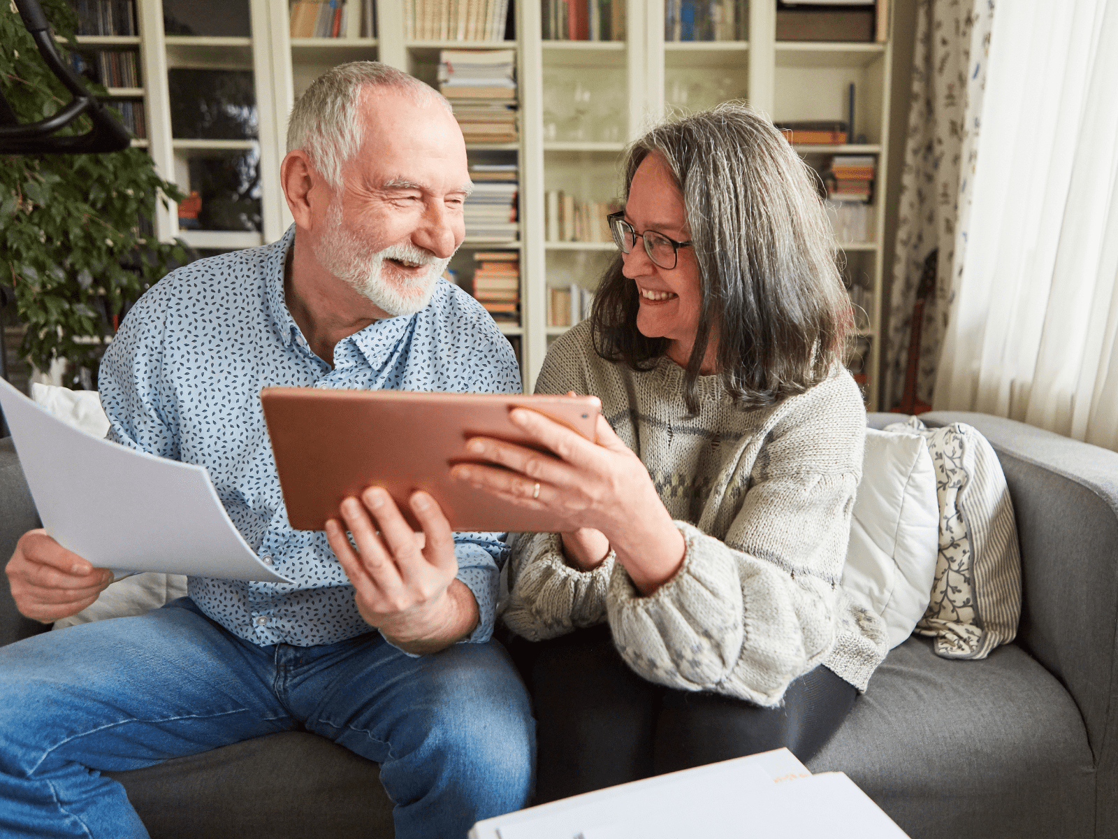 Eldre mann og dame med ipad