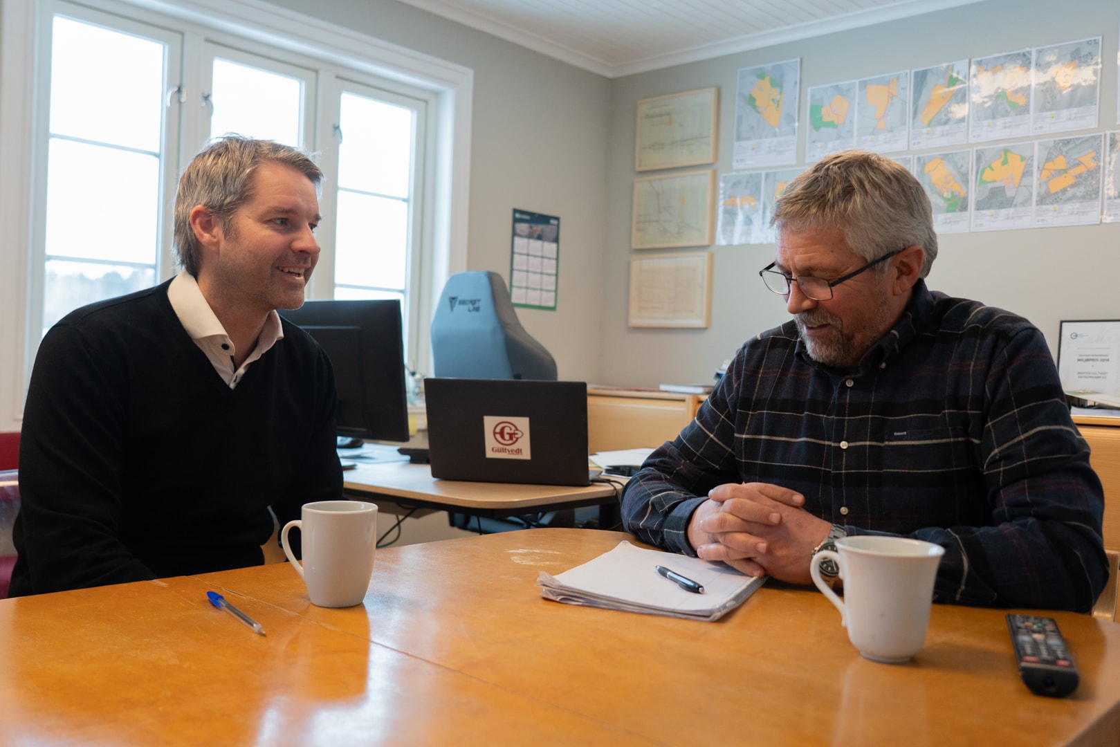 To menn som sitter rundt et bord og snakker. Petter fra ASbank og Morten Gultvedt.