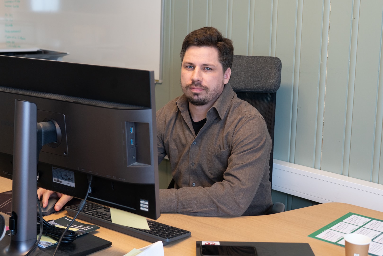 Mann som sitter og jobber på pc. Andreas Gultvedt.