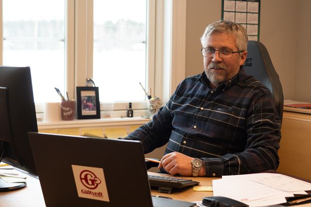 Mann som sitter bak pc og jobber. Morten Gultvedt.