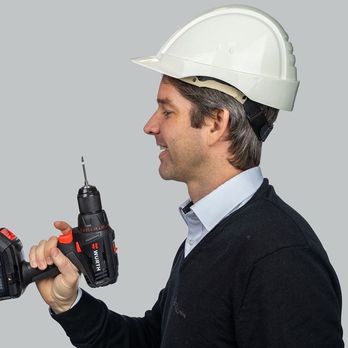 Bankansatt med byggehjelm og drill Bankansatt med byggehjelm og drill