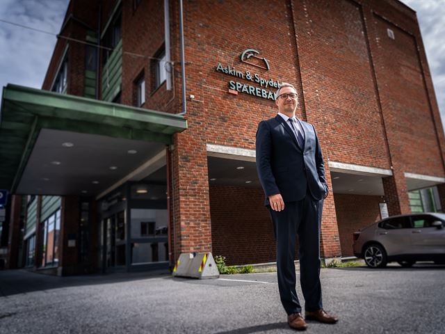 Sparespesialist foran bankbygget