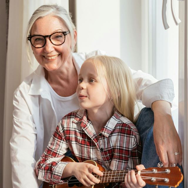 Bestemor og barnebarn som spiller gitar