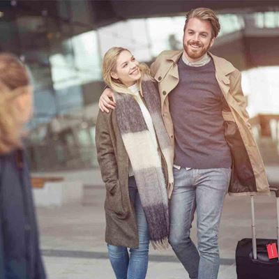 Reiseforsikring Reisefølge holder rundt hverandre